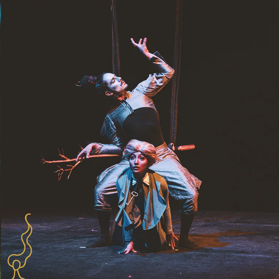 Composición de cuerpos en distintos niveles sobre el escenario.